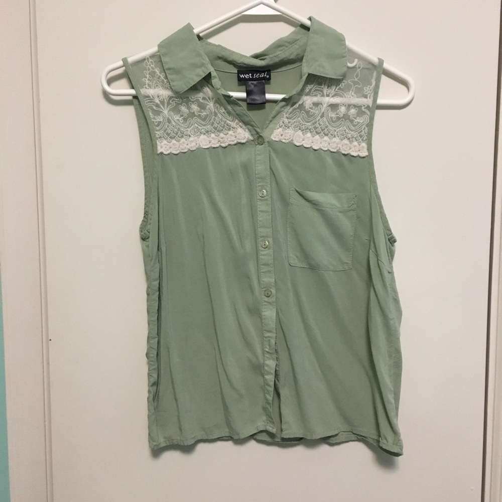 Shortsleeved light green top